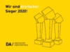 Trophäen neben Text „Wir sind dreifacher Sieger 2020!” und „Deutscher Agenturpreis”