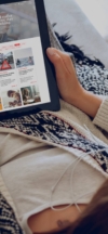Frau schaut sich MeinKoelnBonn-Website auf Tablet an