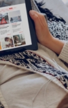 Frau schaut sich MeinKoelnBonn-Website auf Tablet an