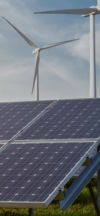Bild einer Solaranlage und zwei Windräder