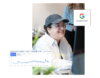 Das Bild zeigt eine Collage mit einer fokussierten und glücklichen Mitarbeiterin im Büro, die eine graue Basecap und eine weiße Bluse trägt. Überlagert sind ein weißes Quadrat mit dem offiziellen „Google Partner“-Logo oben rechts sowie ein Screenshot eines Google Search Console Leistungsberichts mit einer ansteigenden SEO-Datenkurve unten links.