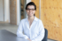 Senior UX Consultant Nadine sitzt im hellen modernen Office der Friendventure Digitalagentur.
