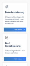 Zwei Informationskarten untereinander; die obere befasst sich mit „Dekarbonisierung“ (klimaneutrale Wirtschaft), die untere mit „De-/Globalisierung“ (Globalisierung im Wandel), jeweils mit einem blauen Button „Mehr erfahren“.