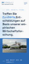 Mobile Ansicht des Hero-Bereichs der IW Consult Website mit dem Slogan „Treffen Sie fundierte Entscheidungen...“ und einer Kachel, die ein modernes weißes Bürogebäude am Kölner Rheinufer zeigt.