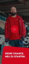 Full-Screen Video-Teaser mit Play-Button zeigt einen REWE Mitarbeiter vor Lieferfahrzeugen. Der Text-Overlay motiviert mit: „Deine Chance, neu zu starten.“