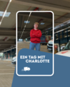 Authentisches Video-Recruiting-Element „Ein Tag mit Charlotte“. Ein mobiles Teaser-Bild zeigt eine lächelnde REWE-Mitarbeiterin im Logistikzentrum, um potenziellen Bewerbern einen realistischen Einblick zu geben.