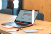 Ein aufgeklapptes Macbook zeigt die Vorbereitungen eines Kickoff Meetings bzw. Workshops auf einem Miro Board für Digitalprojekte.
