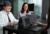 Zwei weibliche Personen arbeiten an ihren Macbooks in einer Digitalagentur