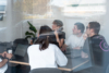 Mehrere Personen sitzen im Meetingraum und besprechen die Ergebnisse des Digitalprojekts.
