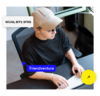 Eine Person mit Basecap arbeitet am Schreibtisch an einer Tastatur. Ergänzt durch ein Text-Overlay mit den Richtlinien WCAG, BITV, BFSG sowie einem blauen Cursor mit der Aufschrift Friendventure.