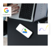 Arbeitsplatz-Szene aus der Vogelperspektive mit Laptop und einem Smartphone, das das Google Ads Logo zeigt. Ergänzt durch Overlays des Google Partner Badges und einer ansteigenden Performance-Grafik.