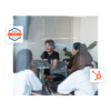 Inbound-Marketing-Agentur bei einem HubSpot-Strategie-Meeting im Konferenzraum, visuell untermauert durch Overlays des HubSpot Gold Partner Badges und des CRM-Logos.