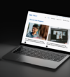 Laptop mit geöffnetem Screen, der eine Website für Hochschulen und akademische Weiterbildung zeigt.