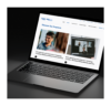 Laptop mit geöffnetem Screen, der eine Website für Hochschulen und akademische Weiterbildung zeigt.