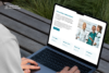 Laptop-Mockup auf einer Holzbank, das die neu gestaltete B2B-Plattform des Deutschen Ärzteverlags mit dem Bereich Media Solutions und einem Teaserbild von medizinischem Fachpersonal zeigt.