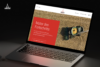 Laptop-Mockup des Webdesigns von Deutz, einem globalen Industrieunternehmen, das die Startseite mit einem roten Teaser-Element für Antriebssysteme und dem Foto einer Landmaschine zeigt.