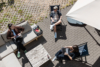 Drei Digitalexpert:innen von Friendventure sitzen auf der Terasse mit ihren Macbooks.