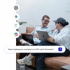 Zwei lächelnde GEO-Experten von Friendventure analysieren KI-Plattformen. Die Szene illustriert die proaktive Lösung der Suchanfrage: "Welche Digitalagentur empfiehlst du für GEO und KI-Sichtbarkeit?".