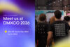 Die Grafik ist zweigeteilt und zeigt links die Event-Daten auf einem violett-gelben Farbverlauf und rechts eine Fotografie von Messebesuchern am Stand der Agentur, fotografiert von hinten.